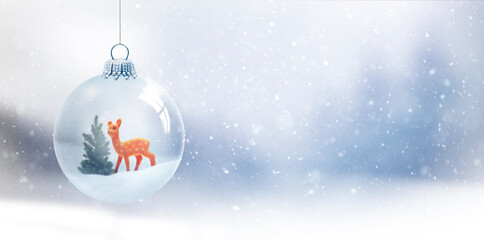 Gläserne Weihnachtskugel vor unscharfem Blauem Hintergrund mit Schneeflocken © by-studio