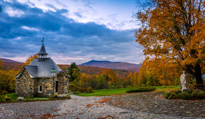 Ste-Agnès Chapel, vineyard of the Eastern Townships in Sutton, Quebec, Canada. - obrazy, fototapety, plakaty