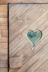 Glass heart on wooden background Corazón de cristal sobre fondo de madera 
