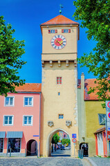 Donautor der Stadtbefestigung der Altstadt von Kelheim in Niederbayern, Bayern, Deutschland © mojolo