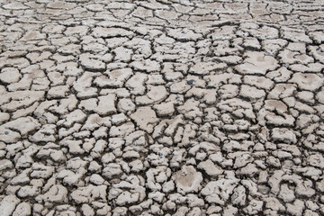 Ausgetrockneter Erdboden duch Wassermangel. Dürre ist ein extremer, über einen längeren Zeitraum...