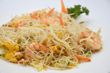 Spaghetti di riso con gamberi