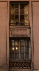 Fototapeta na wymiar ventana de edificio con la luz prendida en el interior