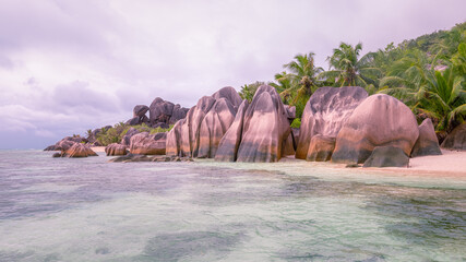 Der Traumstrand Anse Source d'Argent mit seinen Granitfelsen zum romantischen Sonnenuntergang auf...
