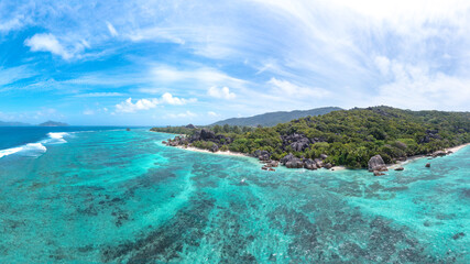 Fototapeta na wymiar Der Traumstrand Anse Source d'Argent mit seinen Granitfelsen auf der Insel La Digue auf den Seychellen