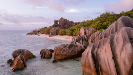 Der Traumstrand Anse Source d'Argent mit seinen Granitfelsen zum romantischen Sonnenuntergang auf...