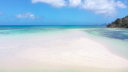 Sandbucht umringt mit türkisblauem Wasser am Strand Anse A La Mouche auf der Insel Mahé auf den Seychellen