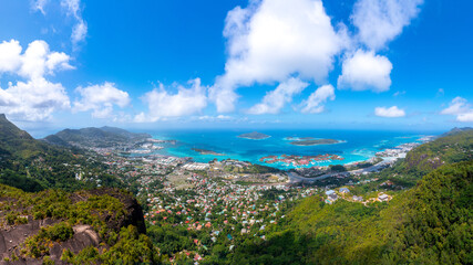 Panorama-Aussicht vom Copolia Peak Viewpoint über die Insel Mahé und ihre Hauptstadt Victoria auf den Seychellen