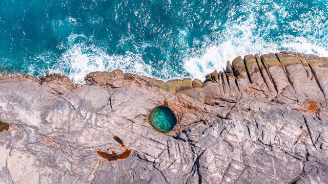Der Rock Pool am Takamaka Beach - Ein Felsloch mit Wasser von obenen auf der Insel Mah&eacute; auf den Seychellen