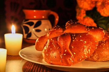Pan del Muerto, pan del día de muerto en México decorado tradicionalmente con la flor de...