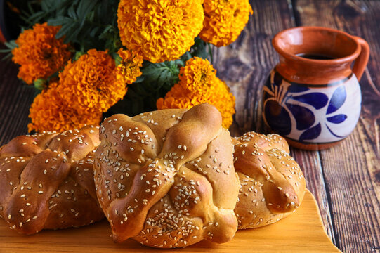 Pan del Muerto, pan del d&iacute;a de muerto en M&eacute;xico decorado tradicionalmente con la flor de cempas&uacute;chil.