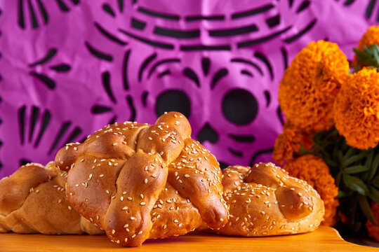 Pan del Muerto, pan del d&iacute;a de muerto en M&eacute;xico decorado tradicionalmente con la flor de cempas&uacute;chil.