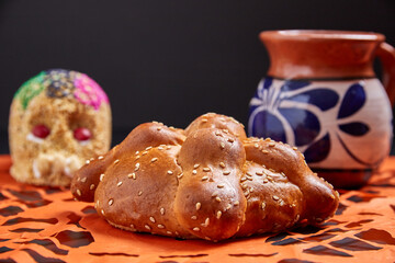 Pan del Muerto, pan del día de muerto en México, café en jarro y calavera.
