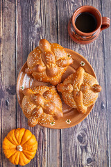 Pan del Muerto, pan del d&iacute;a de muerto en M&eacute;xico, caf&eacute; en jarro.