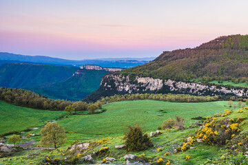 Fototapeta na wymiar Beautiful cliff edge landscape in the Collsacabra Mountains (Catalonia, Spain, Rupit)