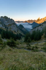 Sonnenuntergang in den Ammergauer Alpen bei Hochnebel