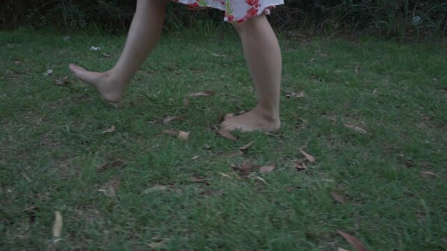 mujer argentina caminando descalza en el pasto