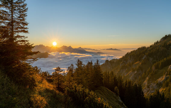 Sonnenuntergang in den Ammergauer Alpen bei Hochnebel
