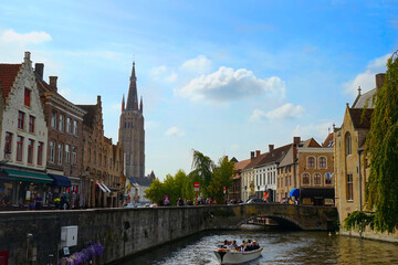 view to the historic Church of Our Lady over the watercourse djiver at Rozenhoedkaai, onze lieve vrouw, Muelle de las Rosas, Bruges, Flanders, Belgium