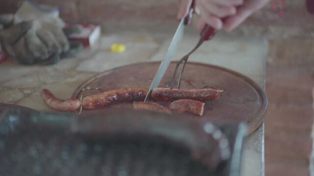 cortando y sirviendo asado argentino chorizo moricilla