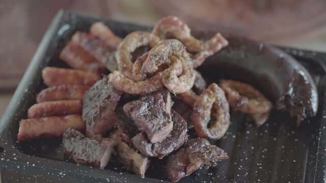 cortando sirviendo asado argentino chinchulines parrilla