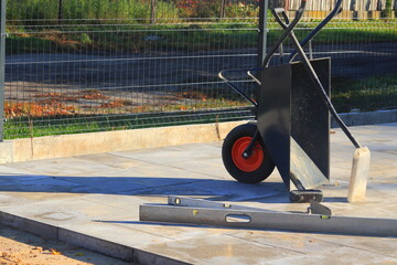 Układanie płyt betonowych, kostki brukowej. Laying concrete slabs, paving stones.  © jarizPJ