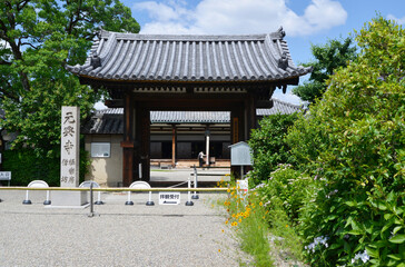 Fototapeta premium 元興寺 東門 奈良市