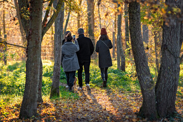 Fototapeta premium promenade familiale en forêt l'automne