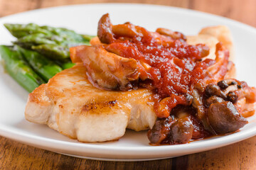 豚ロースの茸トマトソース