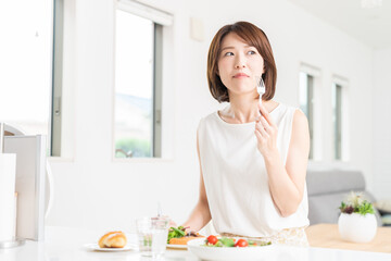 食事をする女性