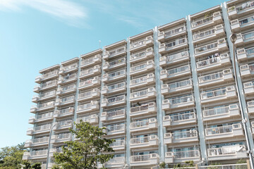 団地のマンションと青い空 Apartment apartment and blue sky