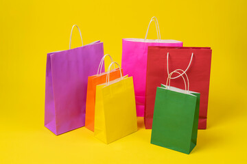 bolsas de papel para compras  en fondo amarillo