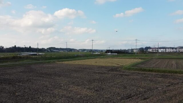 日本の田園風景を走る蒸気機関車