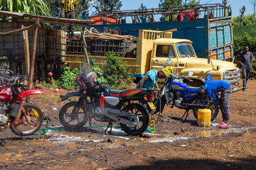 Motocykl oraz ciężarówka przy drodze w Afryce