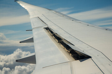 Fototapeta na wymiar Półotwarte spojlery na skrzydle boeinga 787 (Dreamliner) podczas zniżania