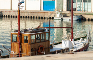 Fototapeta na wymiar Boats in the marina and fishing port of the coast of Barcelona