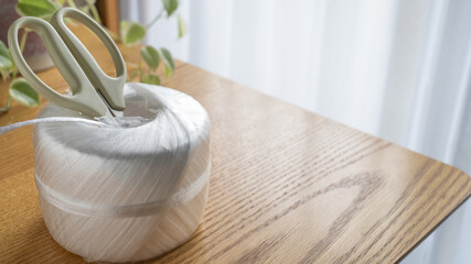 テーブルの上のビニール紐とハサミ。