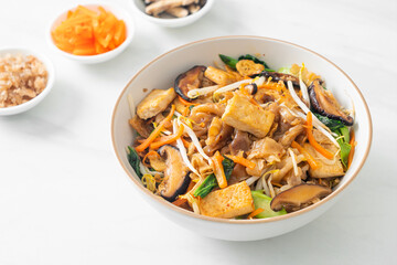stir-fried noodles with tofu and vegetables