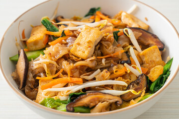 stir-fried noodles with tofu and vegetables