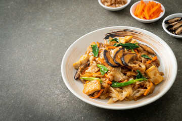 stir-fried noodles with tofu and vegetables