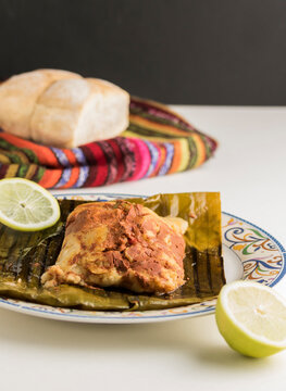 Tamal guatemalteco, se suele acompa&ntilde;ar con lim&oacute;n y pan franc&eacute;s.