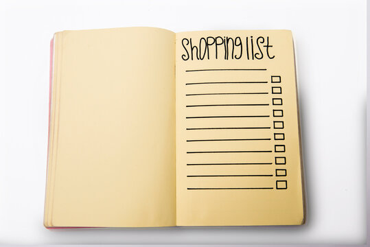 Empty shopping list text on a note pad