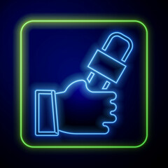 Obraz premium Glowing neon Journalist hand holding microphones performing interview icon isolated on blue background. Vector
