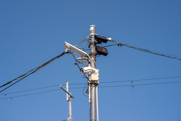 電柱の上部に設置された防犯カメラ