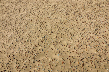 Viele bunte abgeschliffene Kieselsteine im Sand am Ostseestrand