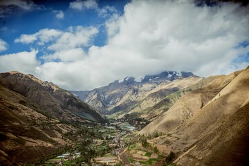 Vista panorámica de montañas y valle en Cusco, Peru. 