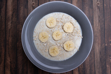 A plate of freshly cooked porridge and sliced ​​banana