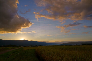 日の入りの頃の山村での風景