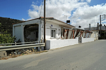 Fototapeta na wymiar Le village de Choumerio près d'Arkalochori en Crète détruit par le séisme du 27 septembre 2021
