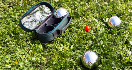 sacoche et boules de pétanque